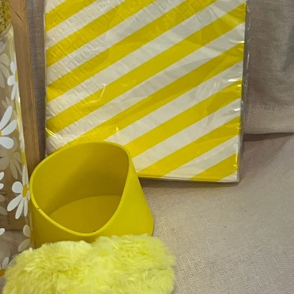 Choose Sunshine Yellow Daisy Water Bottle and Snack Accessories Set - Picture 5 of 7